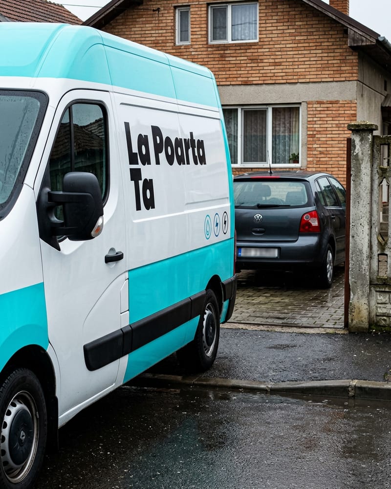 Mașină parcată în fața unei case, pregătită pentru spălare la domiciliu