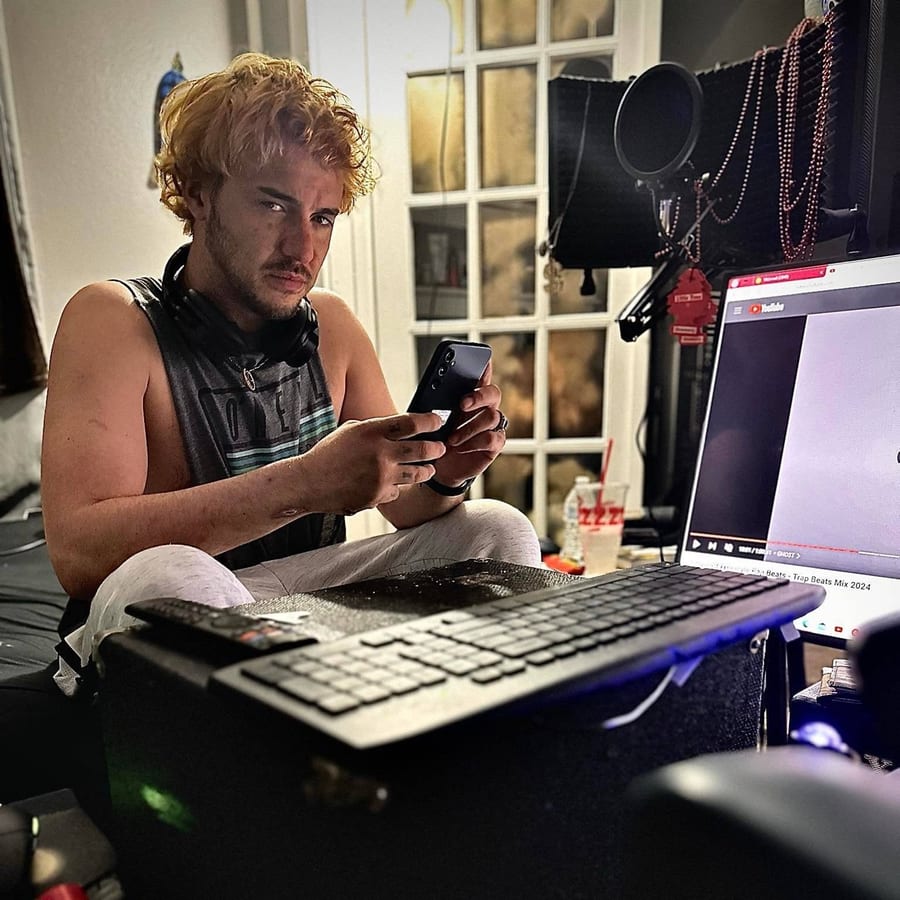 $HELTA in the home studio at his production setup